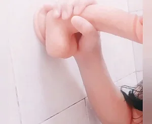 Love sucking in the bathroom, CHILLAX